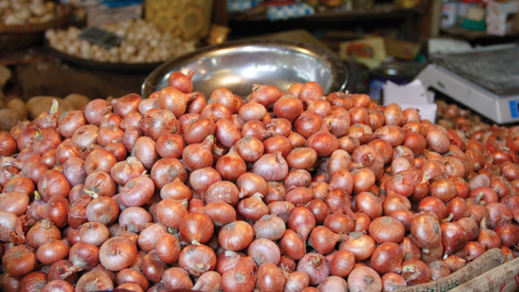 আমদানি বন্ধে চাঙ্গা হচ্ছে নিম্নমুখী থাকা দেশী পেঁয়াজের বাজার