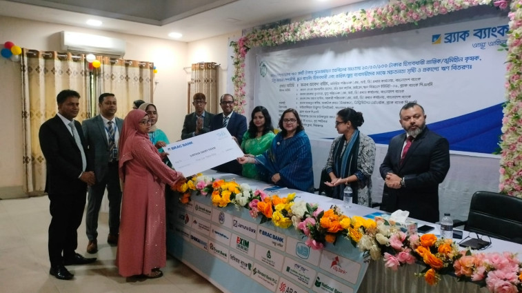 সিরাজগঞ্জে বাংলাদেশ ব্যাংকের প্রকাশ্য ঋণ কর্মসূচিতে তাৎক্ষণিক ঋণ পেলেন প্রান্তিক কৃষক ও ক্ষুদ্র ব্যবসায়ীরা