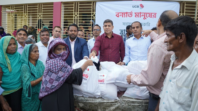 বন্যার্তদের সহায়তায় একদিনের বেতন দিলেন ইউসিবির কর্মীরা